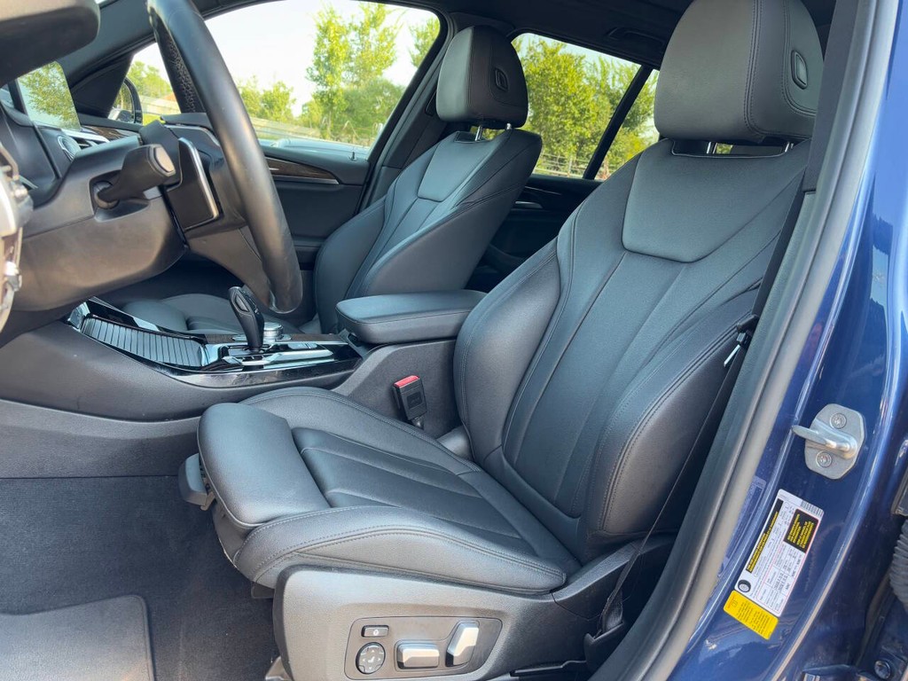 BMW X3 Vehicle Full-screen Gallery Image 09