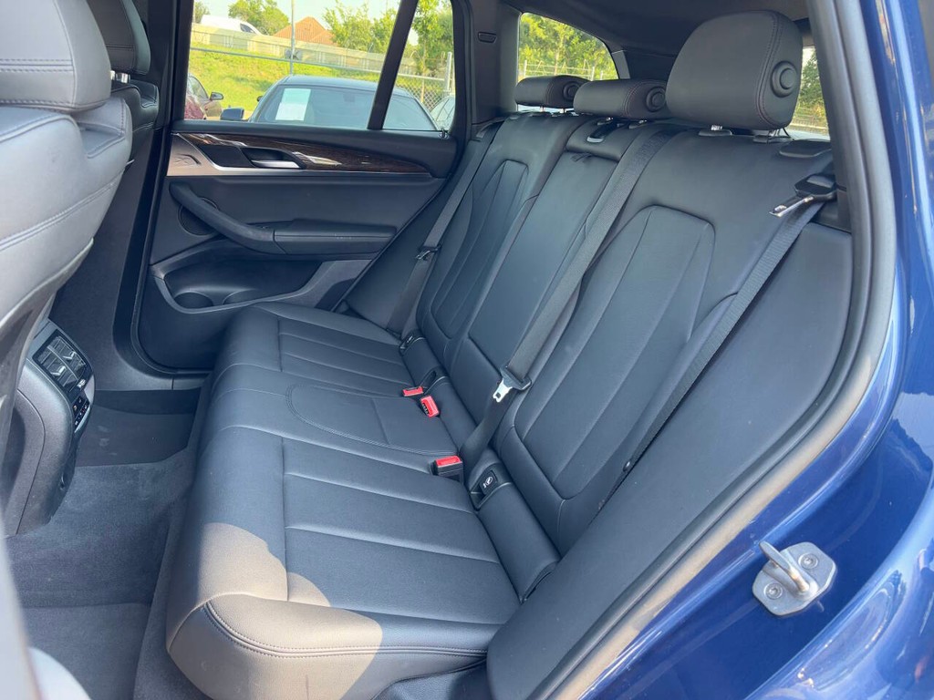 BMW X3 Vehicle Full-screen Gallery Image 11