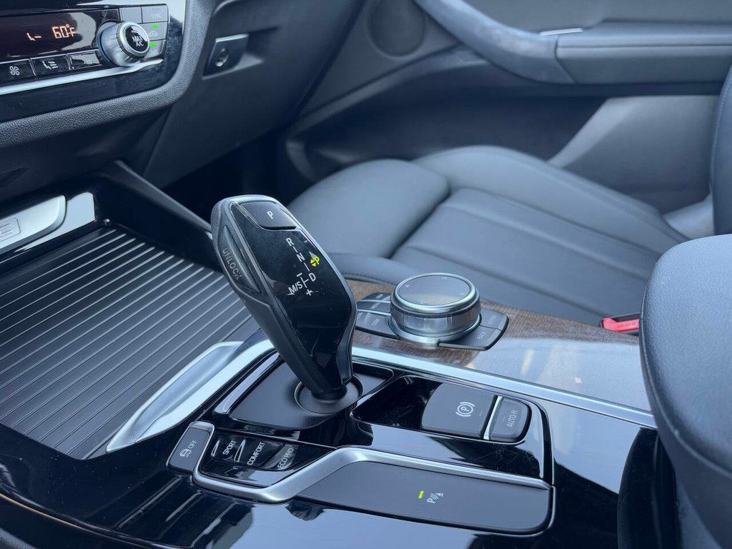 BMW X3 Vehicle Full-screen Gallery Image 17