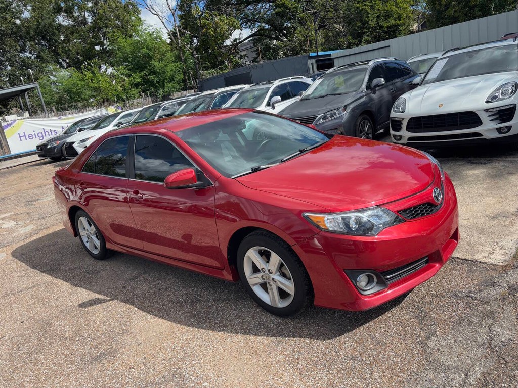 Toyota Camry Vehicle Full-screen Gallery Image 02