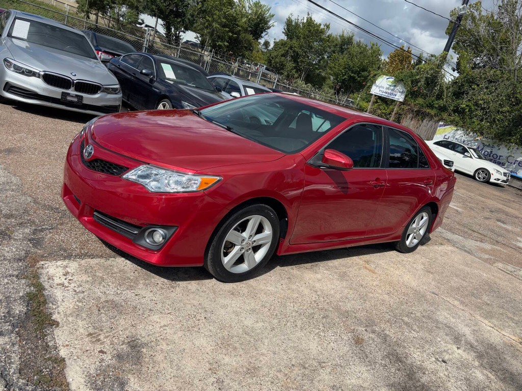Toyota Camry Vehicle Full-screen Gallery Image 03