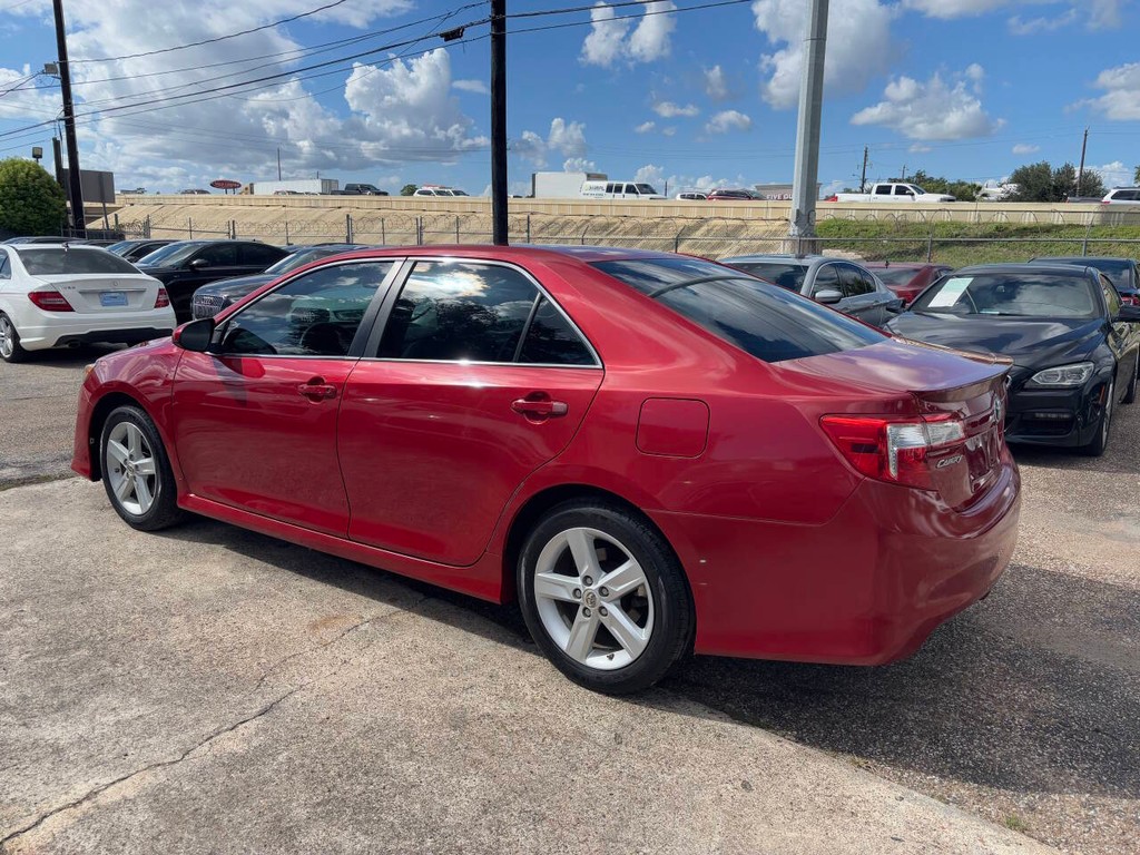 Toyota Camry Vehicle Full-screen Gallery Image 04