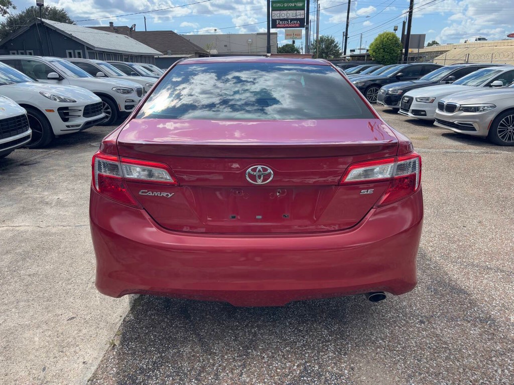Toyota Camry Vehicle Full-screen Gallery Image 05