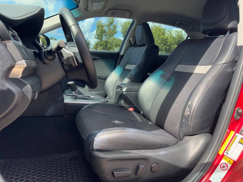 Toyota Camry Vehicle Full-screen Gallery Image 08