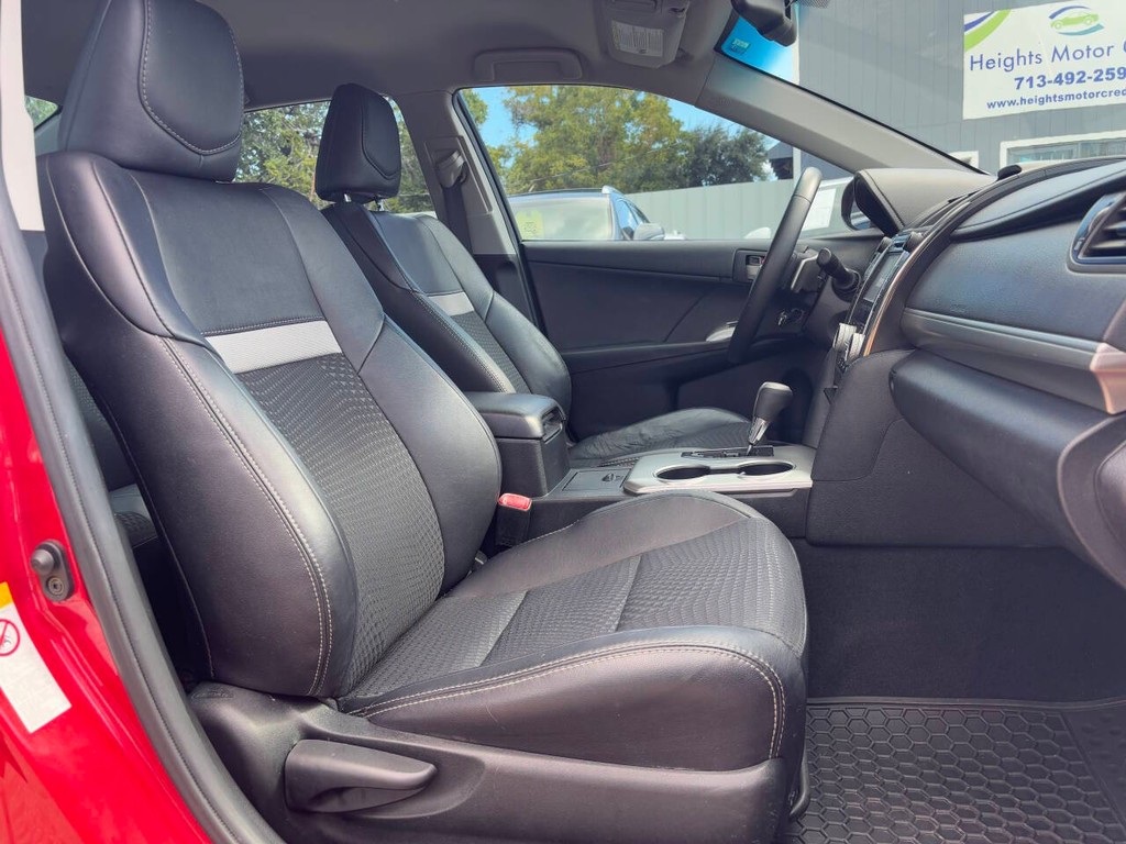Toyota Camry Vehicle Full-screen Gallery Image 09
