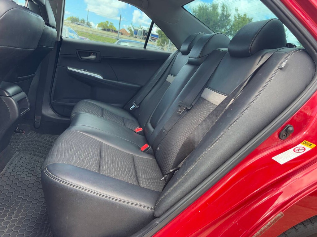 Toyota Camry Vehicle Full-screen Gallery Image 10