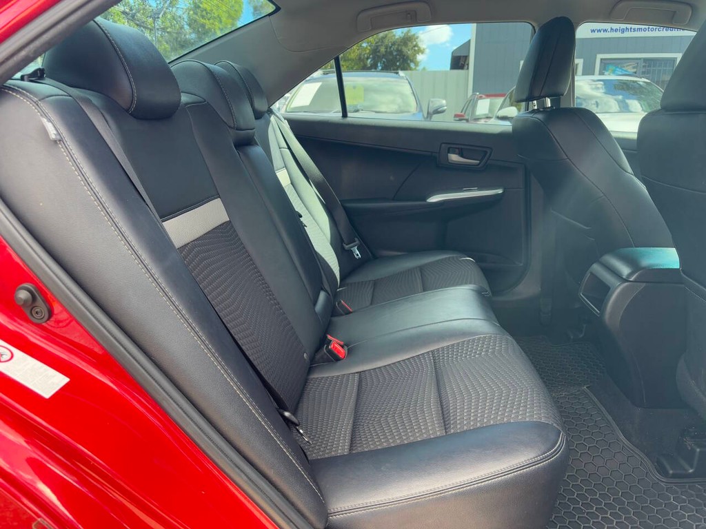 Toyota Camry Vehicle Full-screen Gallery Image 11