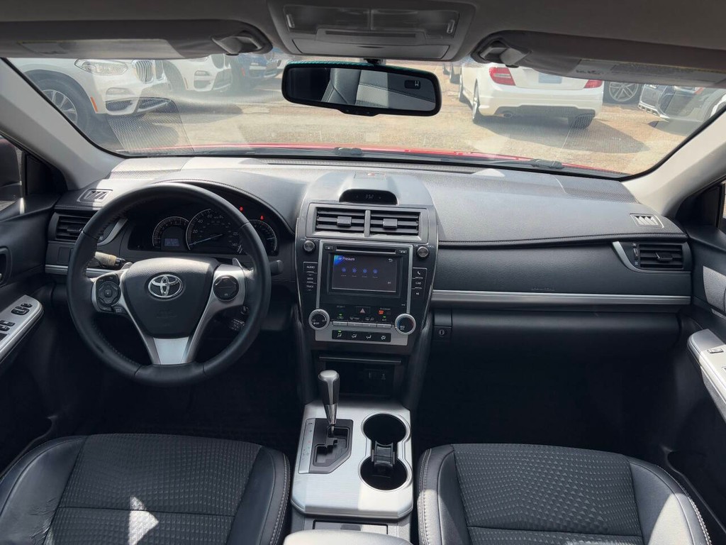 Toyota Camry Vehicle Full-screen Gallery Image 12
