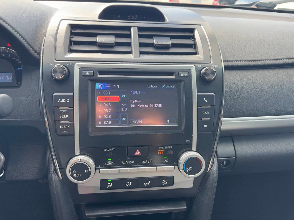 Toyota Camry Vehicle Full-screen Gallery Image 13