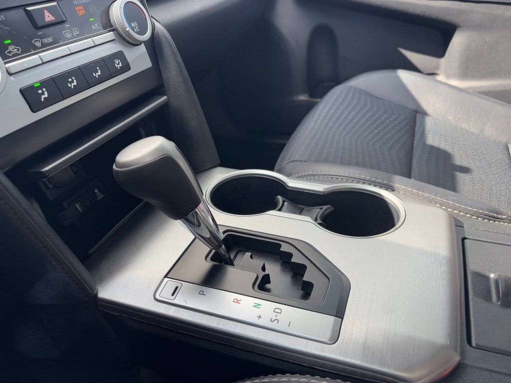 Toyota Camry Vehicle Full-screen Gallery Image 15