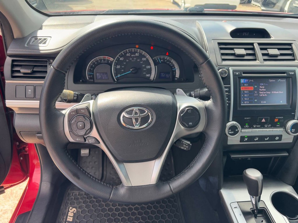 Toyota Camry Vehicle Full-screen Gallery Image 17