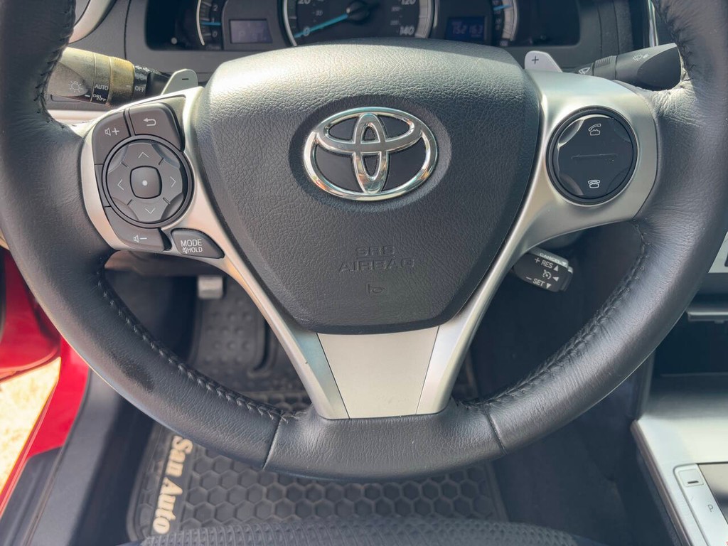 Toyota Camry Vehicle Full-screen Gallery Image 18