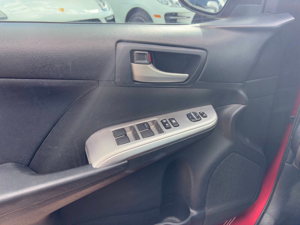 Toyota Camry Vehicle Full-screen Gallery Image 19