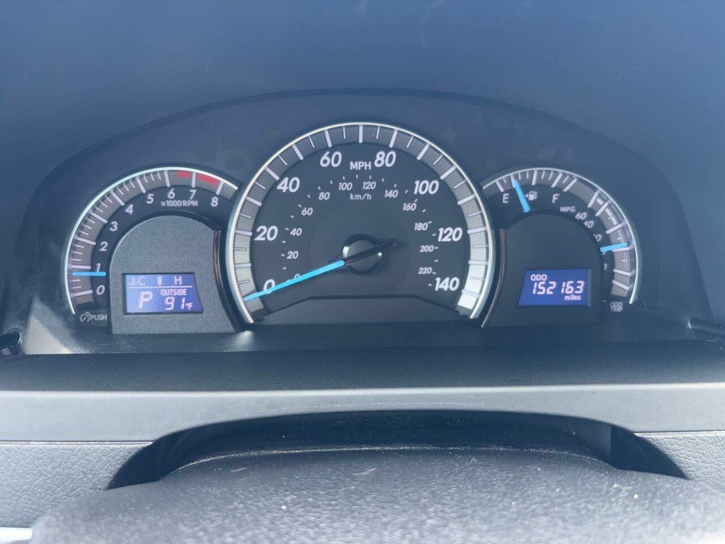 Toyota Camry Vehicle Full-screen Gallery Image 20
