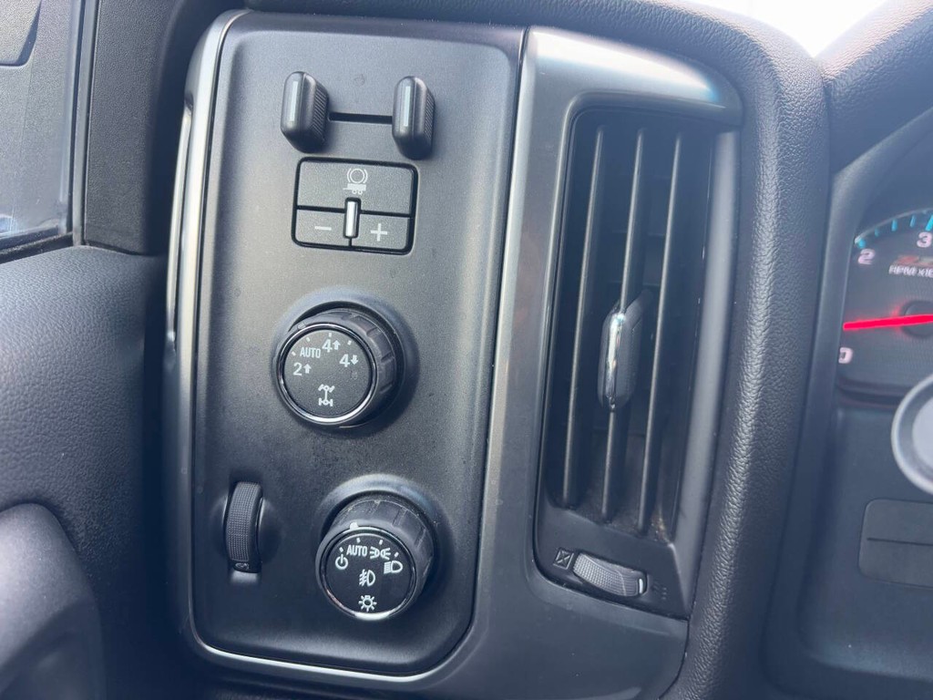 Chevrolet Silverado 1500 Vehicle Full-screen Gallery Image 18