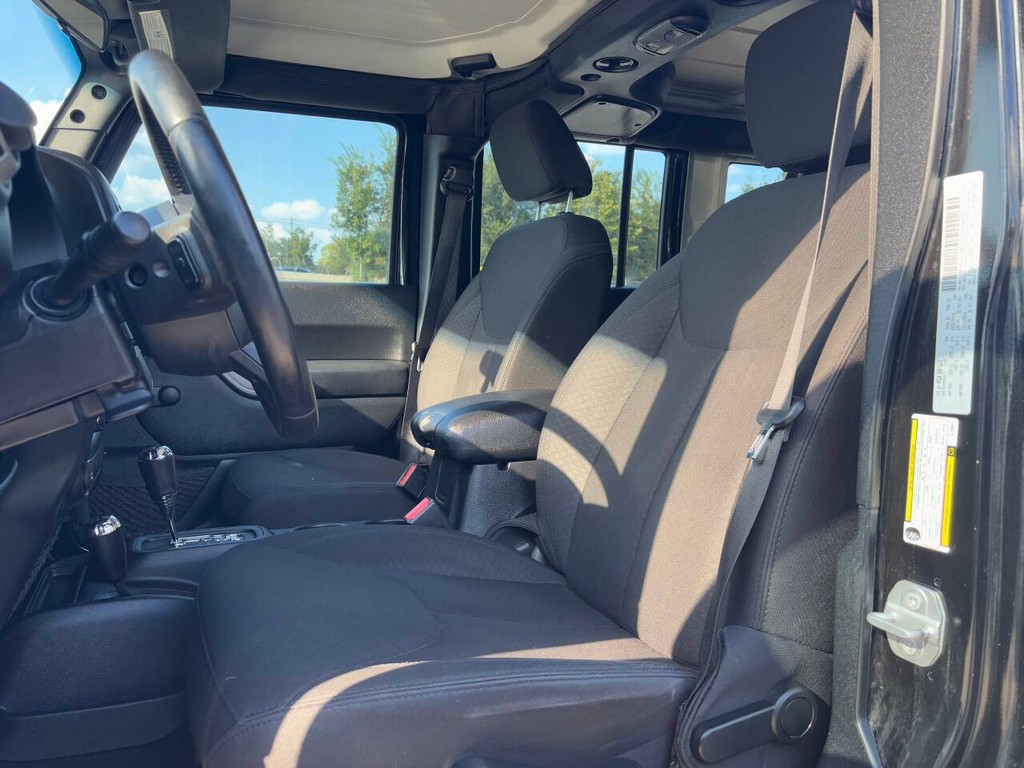 Jeep Wrangler Unlimited Vehicle Full-screen Gallery Image 10