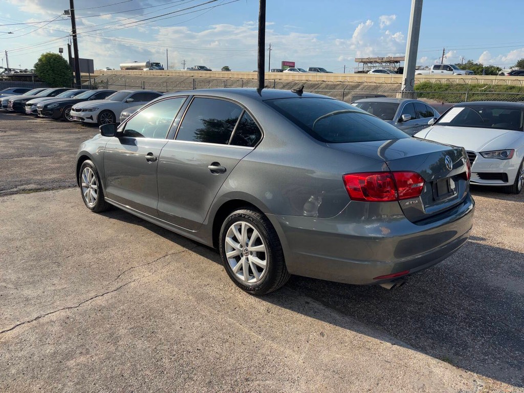 Volkswagen Jetta Sedan Vehicle Full-screen Gallery Image 04