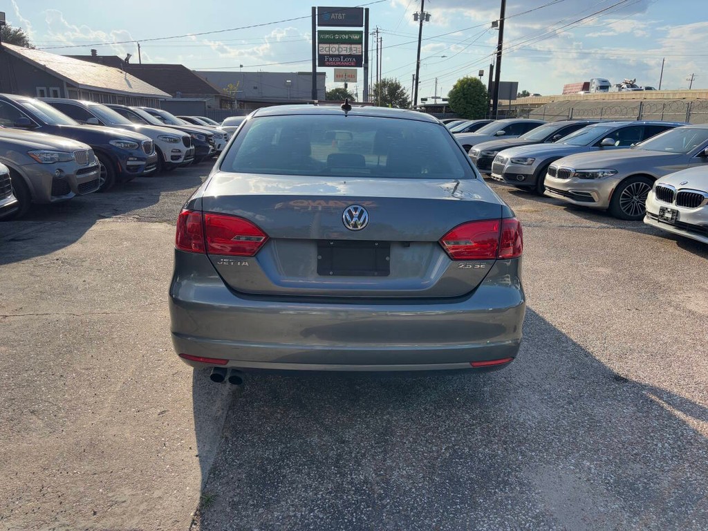 Volkswagen Jetta Sedan Vehicle Full-screen Gallery Image 05