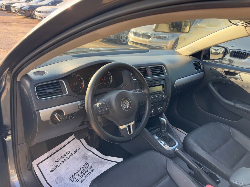 Volkswagen Jetta Sedan Vehicle Full-screen Gallery Image 07
