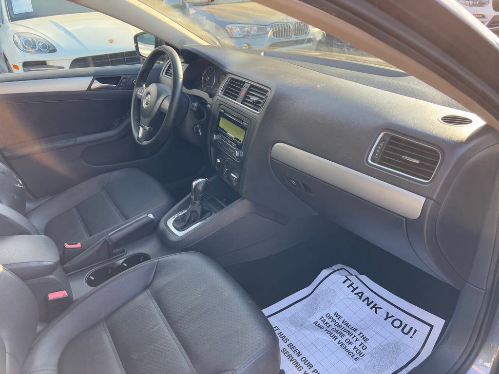 Volkswagen Jetta Sedan Vehicle Full-screen Gallery Image 09