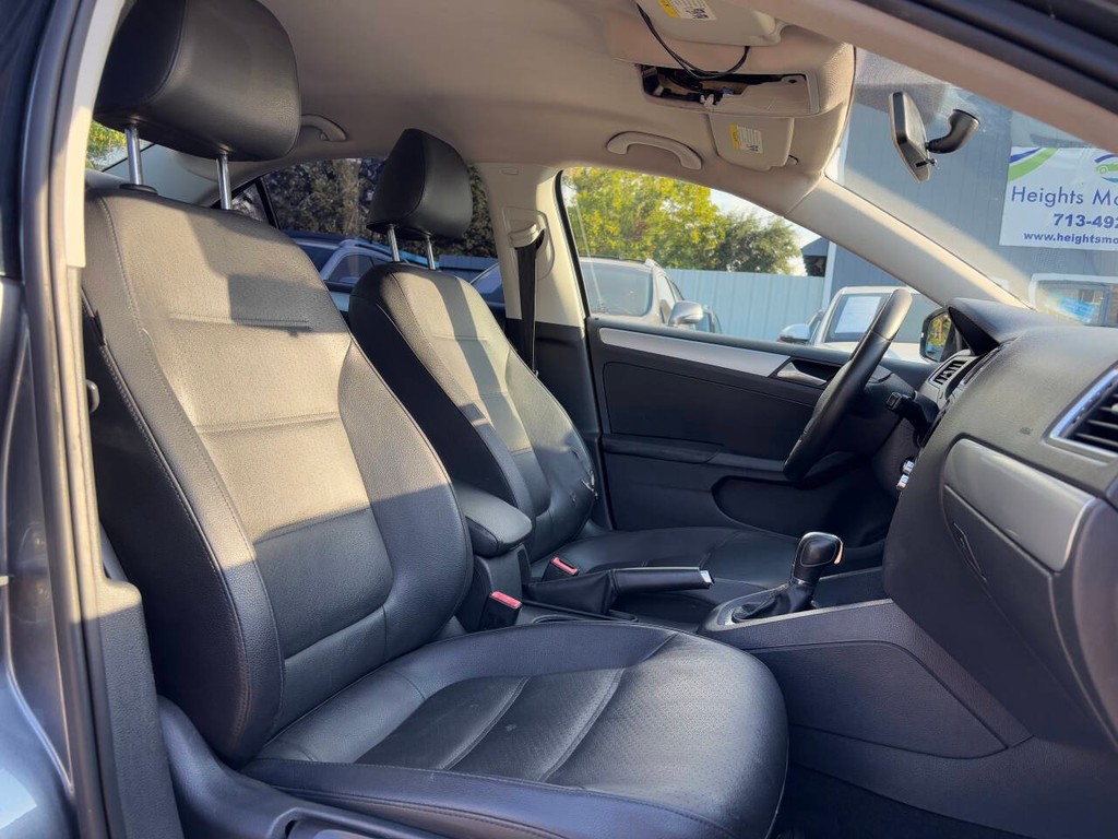 Volkswagen Jetta Sedan Vehicle Full-screen Gallery Image 10