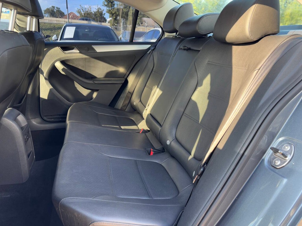 Volkswagen Jetta Sedan Vehicle Full-screen Gallery Image 11