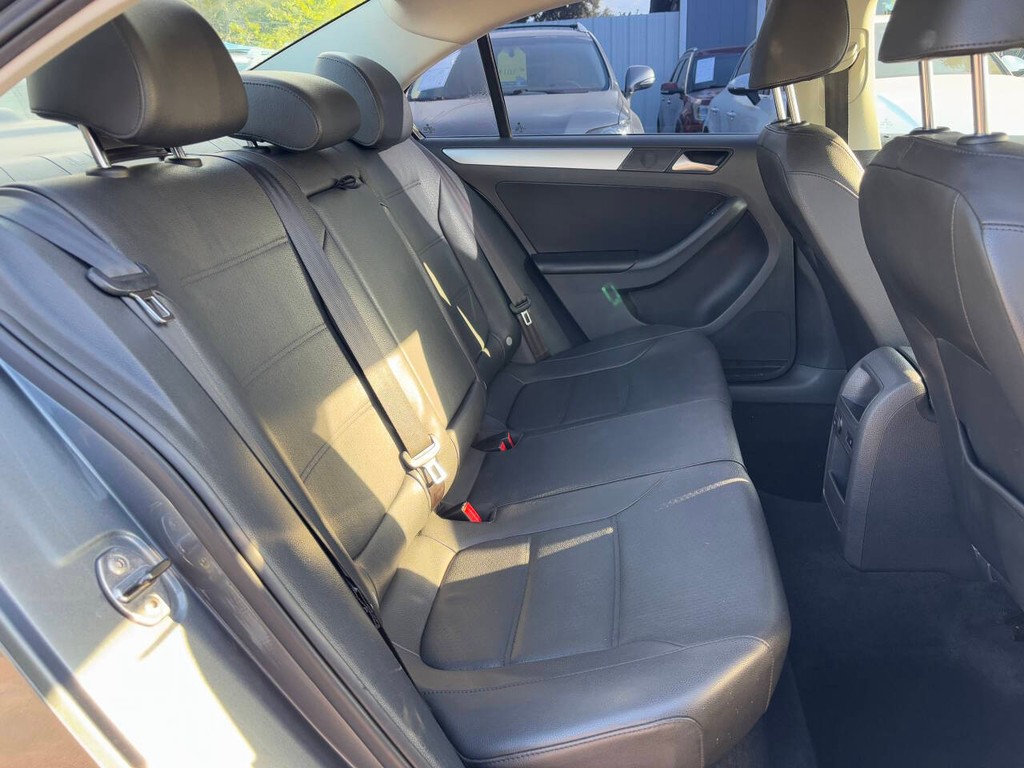 Volkswagen Jetta Sedan Vehicle Full-screen Gallery Image 12