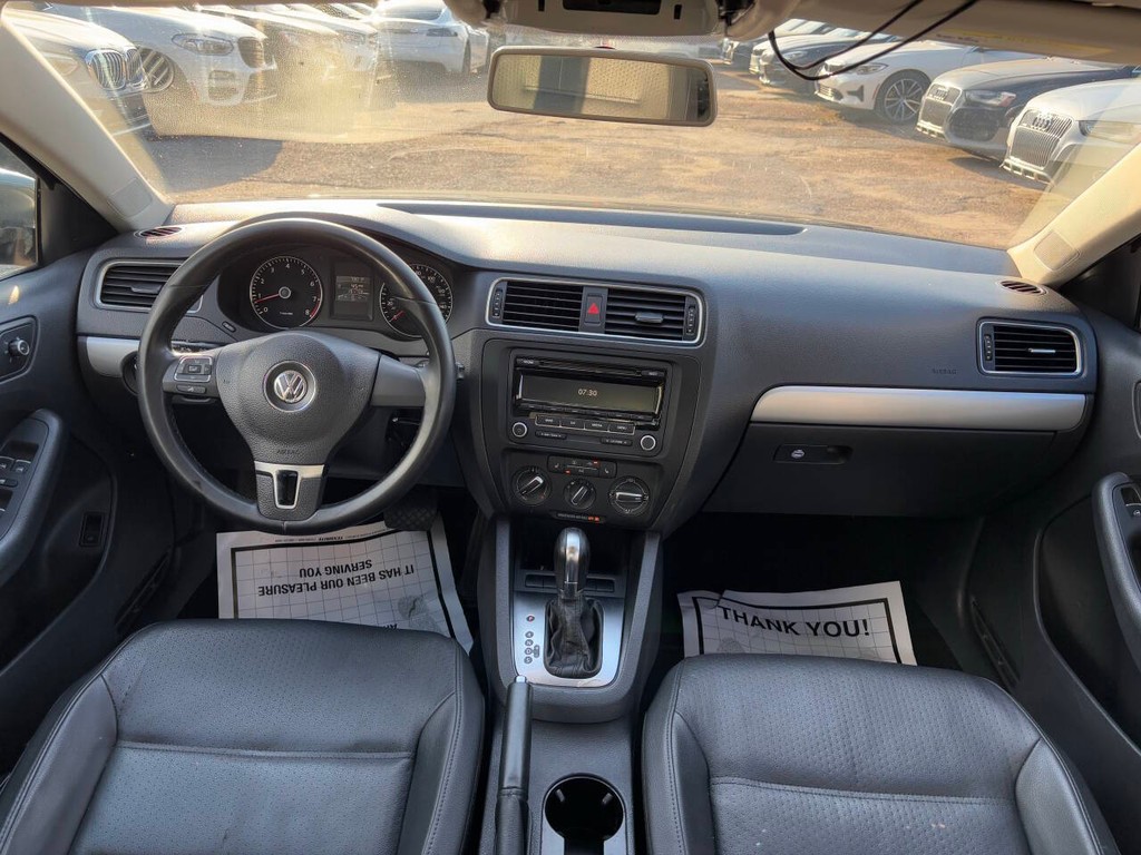 Volkswagen Jetta Sedan Vehicle Full-screen Gallery Image 13