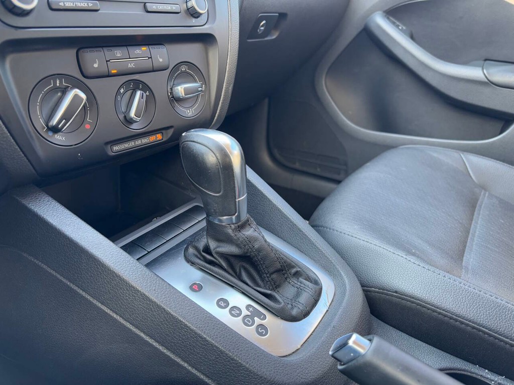 Volkswagen Jetta Sedan Vehicle Full-screen Gallery Image 16
