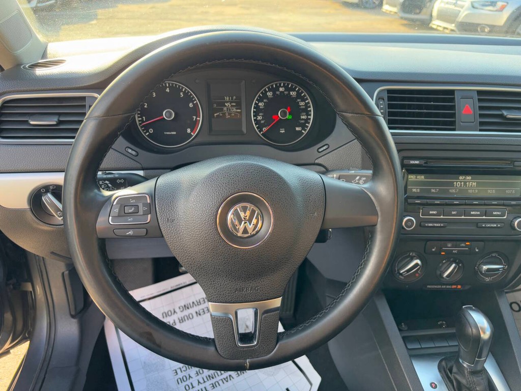 Volkswagen Jetta Sedan Vehicle Full-screen Gallery Image 17