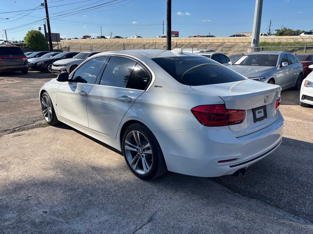 BMW 3 Series Vehicle Full-screen Gallery Image 05