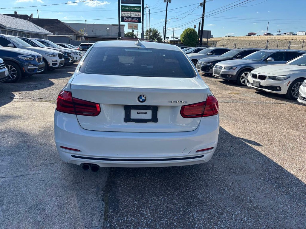 BMW 3 Series Vehicle Full-screen Gallery Image 06