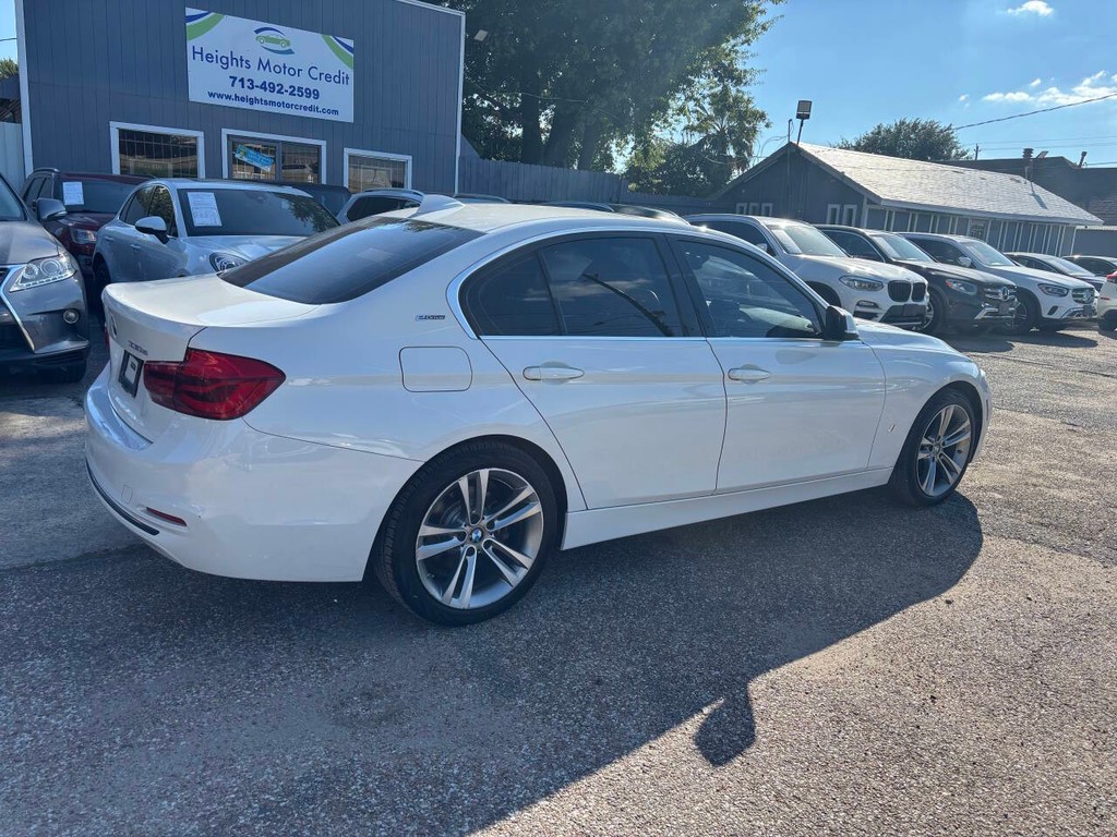 BMW 3 Series Vehicle Full-screen Gallery Image 07