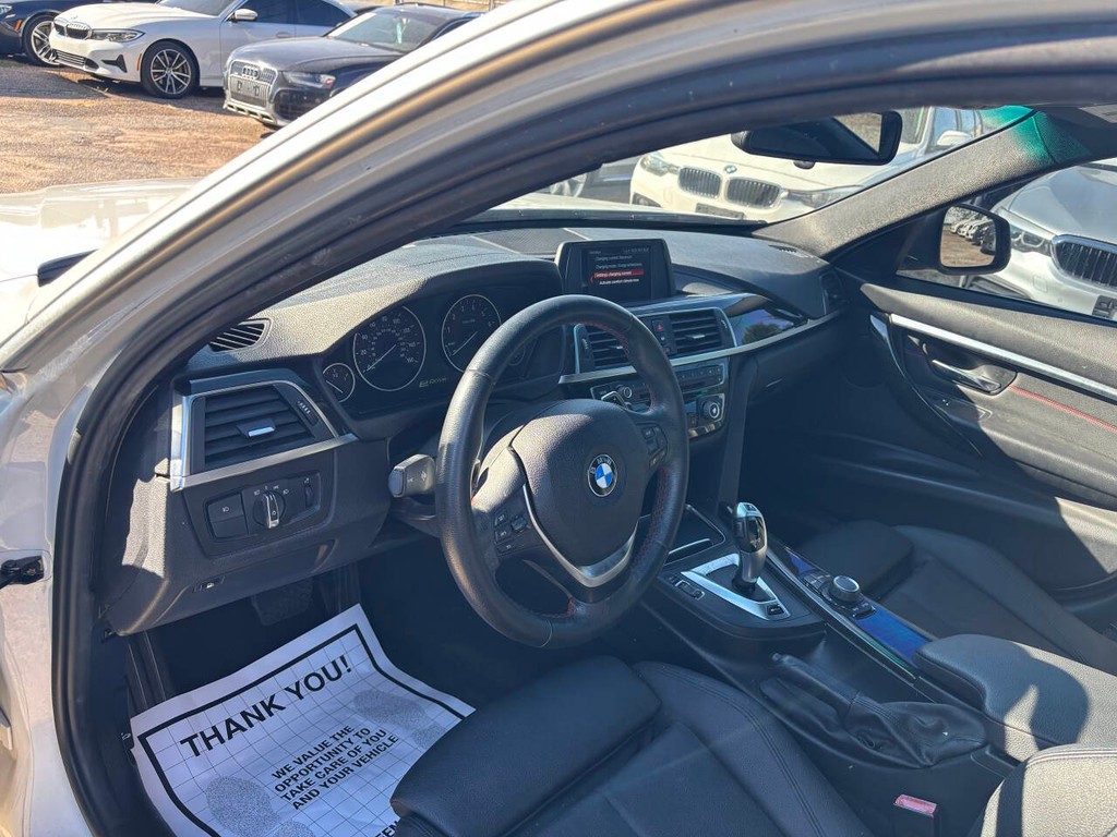 BMW 3 Series Vehicle Full-screen Gallery Image 08