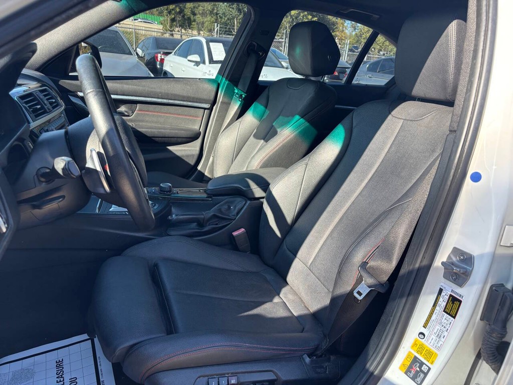 BMW 3 Series Vehicle Full-screen Gallery Image 09