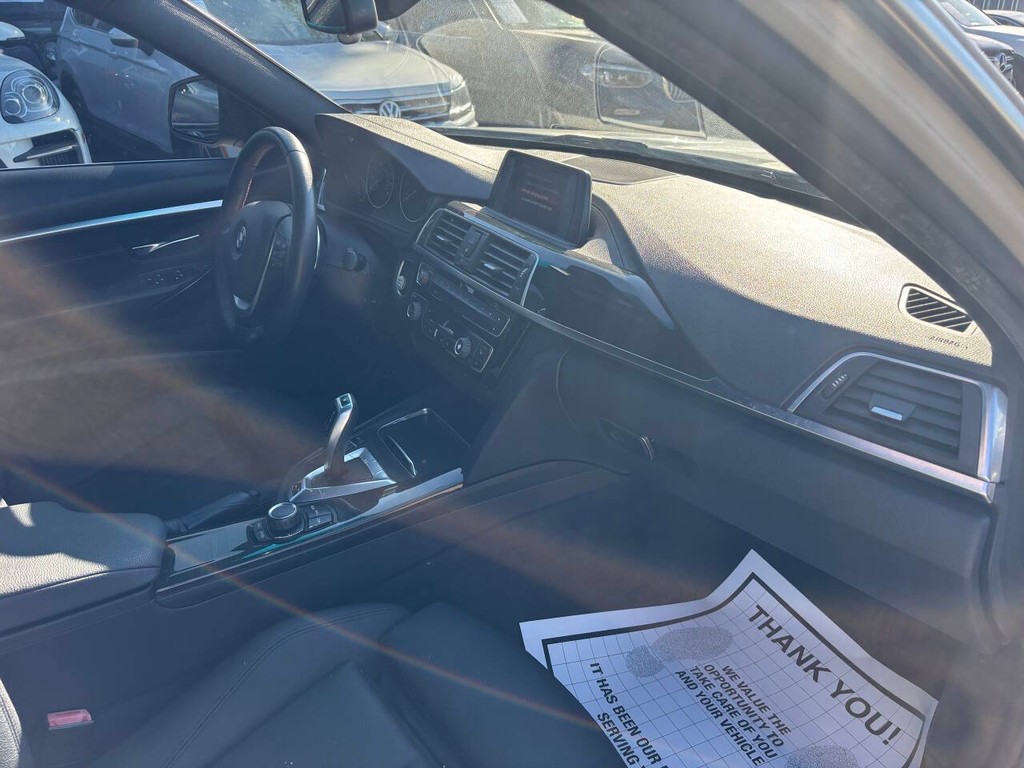 BMW 3 Series Vehicle Full-screen Gallery Image 10