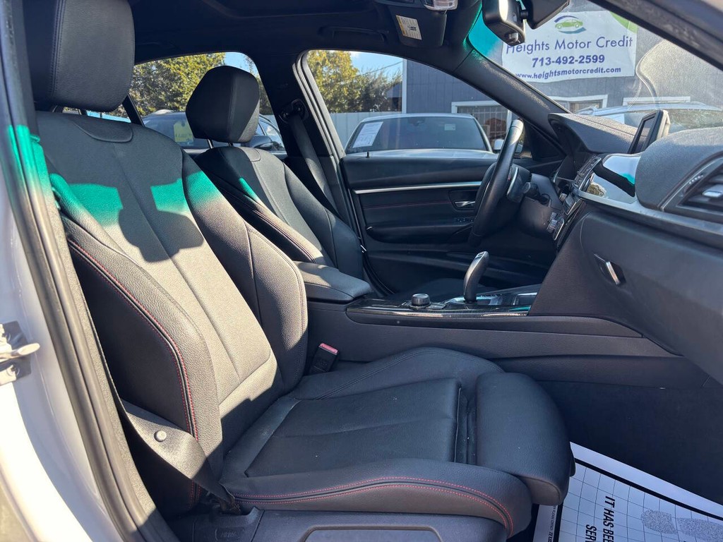 BMW 3 Series Vehicle Full-screen Gallery Image 11