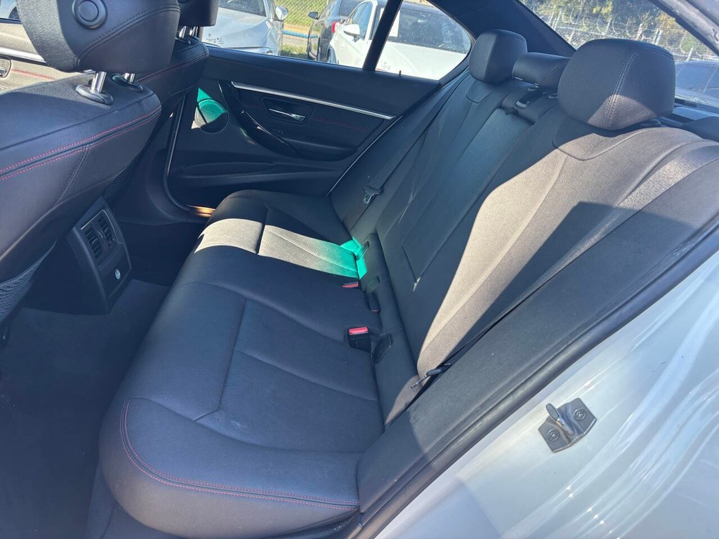 BMW 3 Series Vehicle Full-screen Gallery Image 12