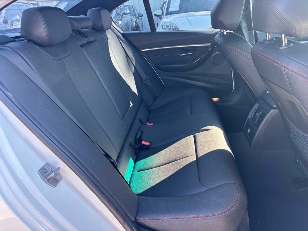 BMW 3 Series Vehicle Full-screen Gallery Image 13