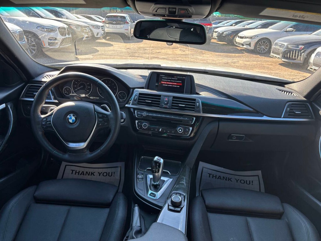 BMW 3 Series Vehicle Full-screen Gallery Image 14