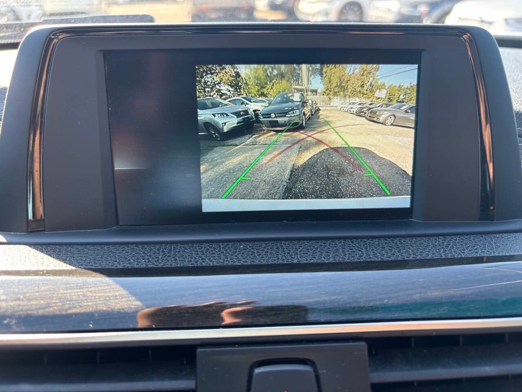 BMW 3 Series Vehicle Full-screen Gallery Image 16