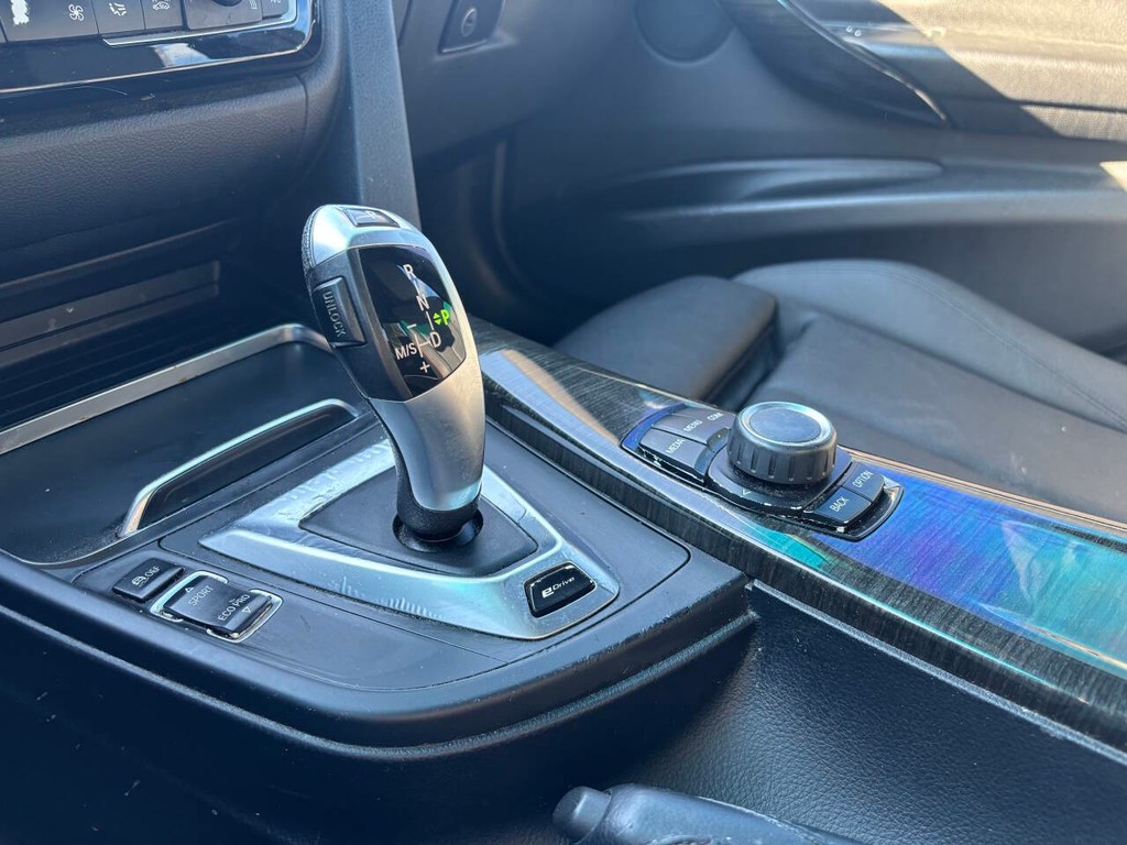 BMW 3 Series Vehicle Full-screen Gallery Image 17