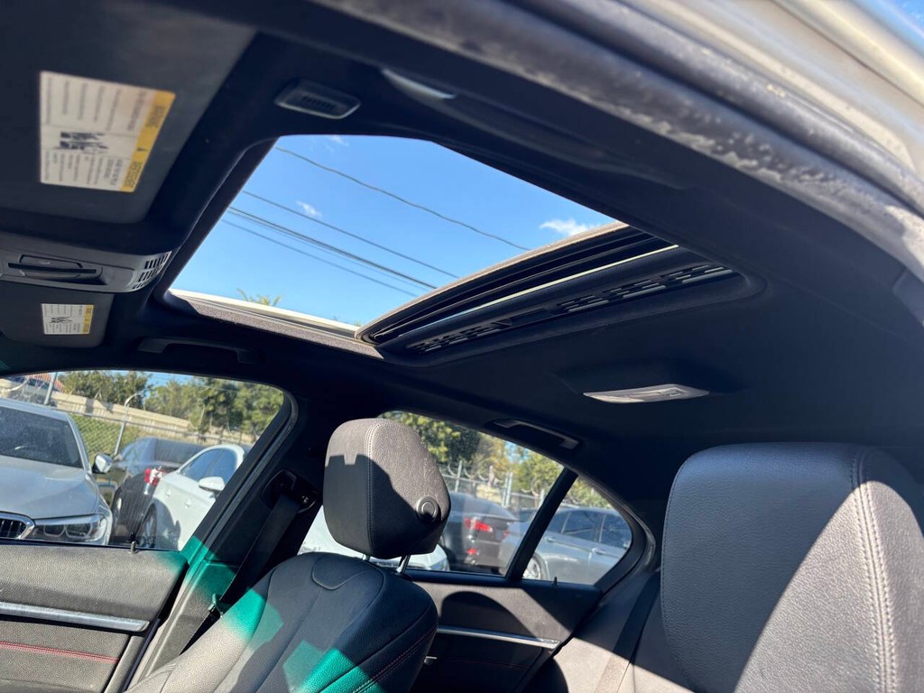 BMW 3 Series Vehicle Full-screen Gallery Image 19