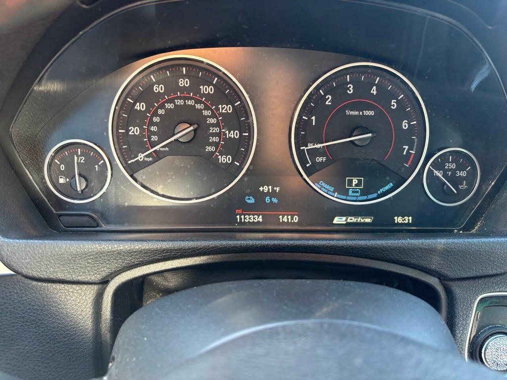 BMW 3 Series Vehicle Full-screen Gallery Image 20