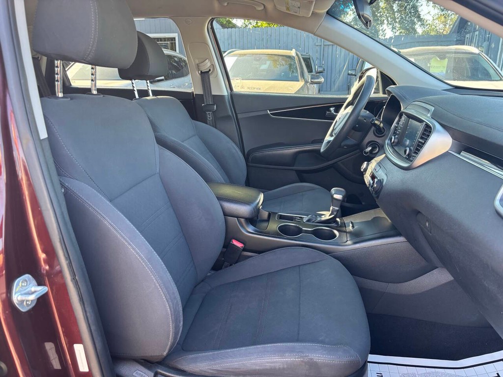 Kia Sorento Vehicle Full-screen Gallery Image 09