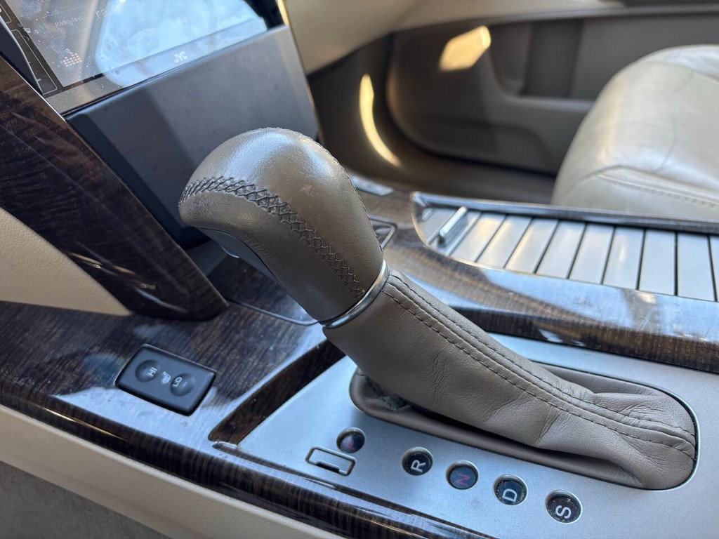 Acura MDX Vehicle Full-screen Gallery Image 16