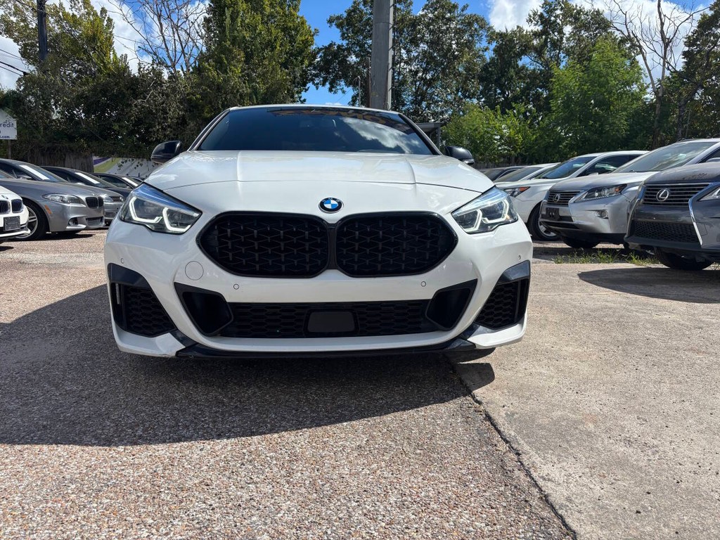 BMW 2 Series Vehicle Full-screen Gallery Image 02