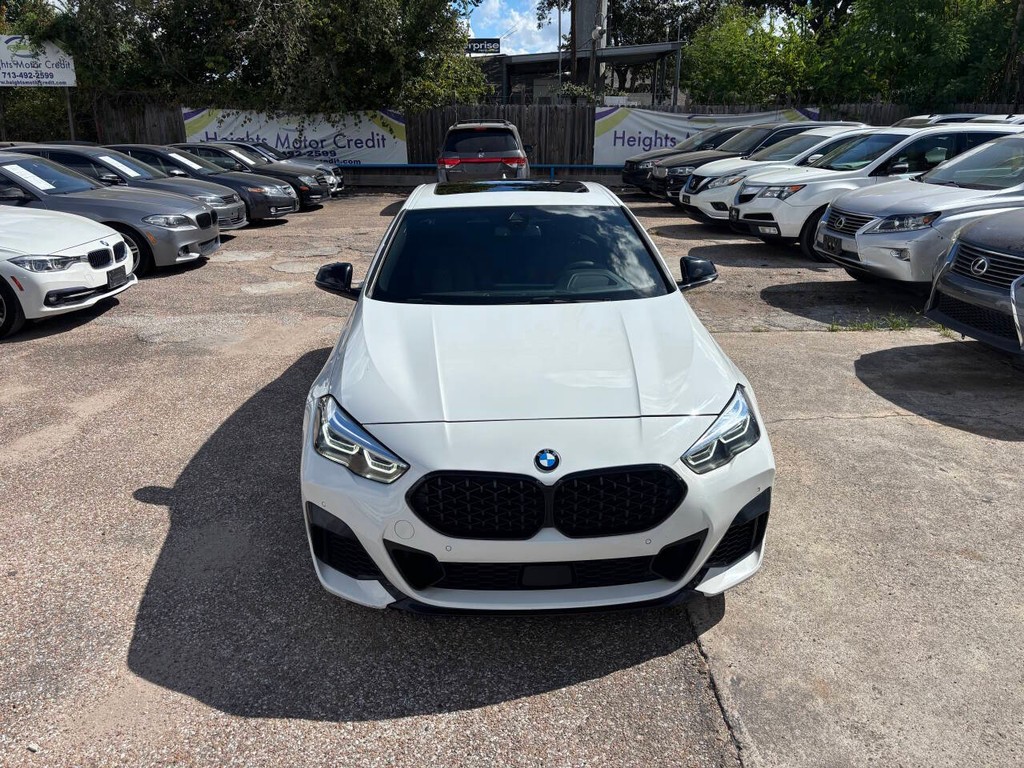 BMW 2 Series Vehicle Full-screen Gallery Image 04