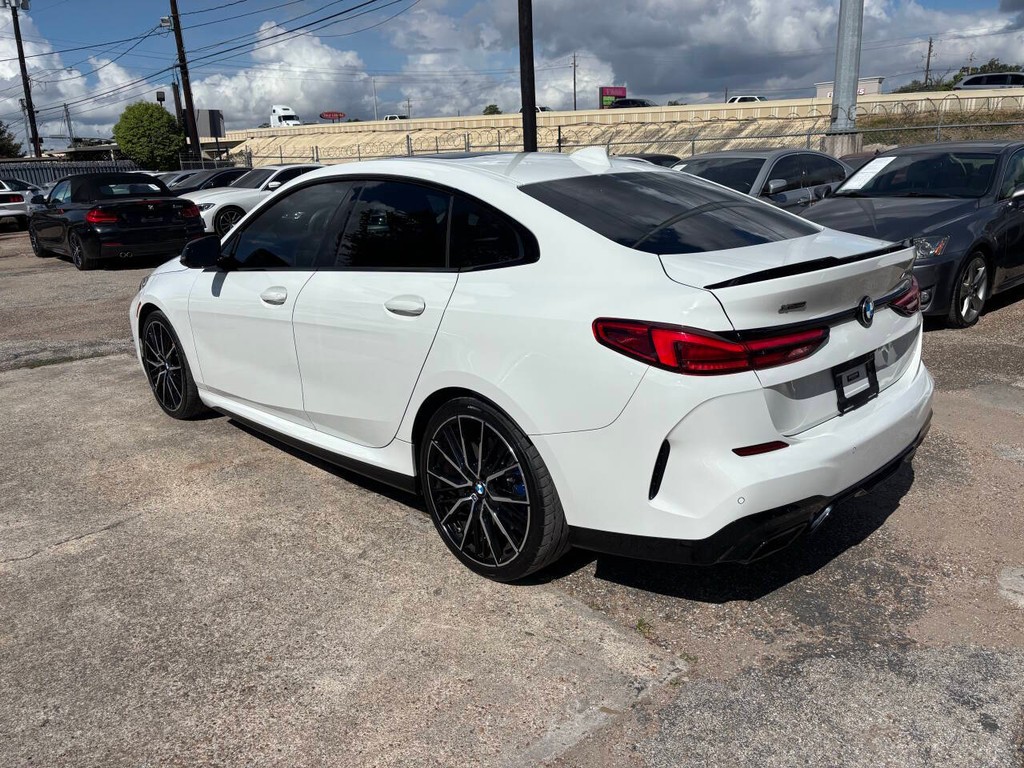 BMW 2 Series Vehicle Full-screen Gallery Image 06