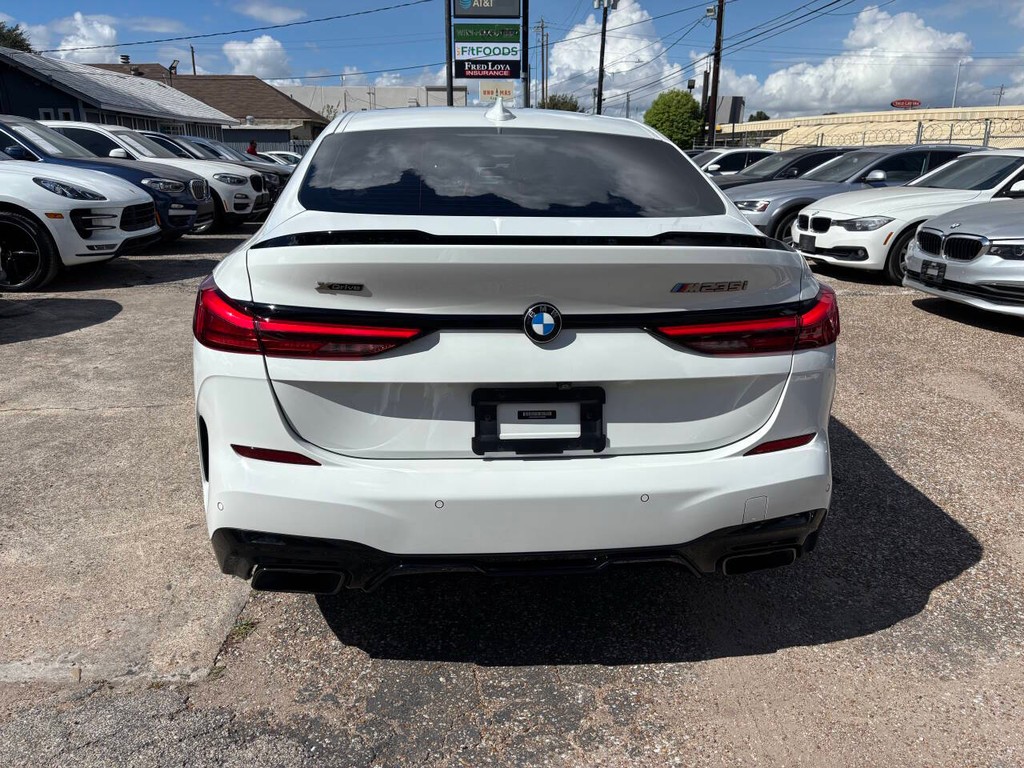 BMW 2 Series Vehicle Full-screen Gallery Image 07